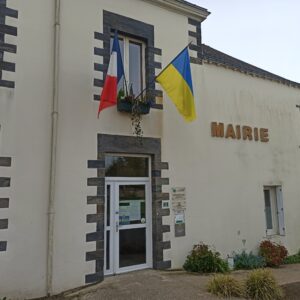 front de la mairie drapeaux français et ukrainien